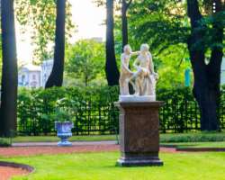 The garden suffered heavy damage due to a flood in 1777. Numerous statues in the garden were destroyed and fountains were broken. It was renovated and